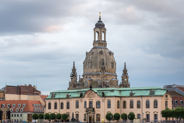 Fototapeta na wymiar Dresdner Frauenkirche von der anderen Rheinseite
