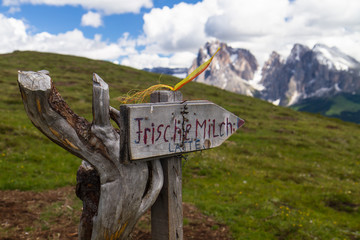 Hinweisschild auf Almwirtschaft Seiser Alm