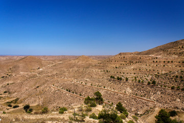 Fototapeta na wymiar Горные искусственные террасы в пустыне Сахара