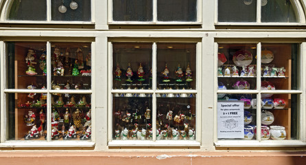 Fototapeta na wymiar shop window with christmas decoration
