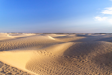 Fototapeta na wymiar Пустынный пейзаж и синее небо