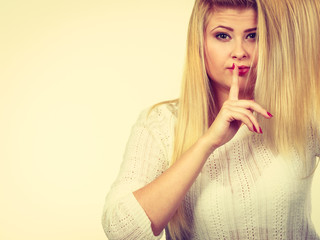 Woman with long blonde hart