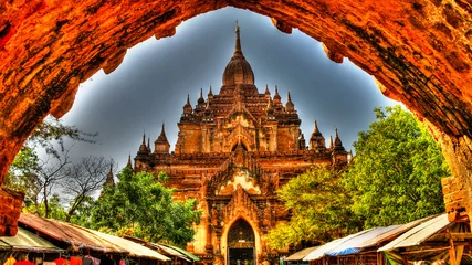 Papier Peint photo Temple View to Htilominlo temple at the dawn in Bagan Myanmar
