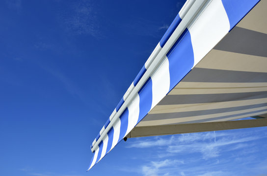 テントと青空
