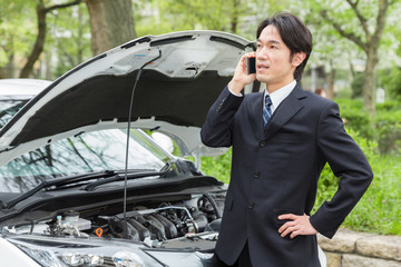ミドル男性　ビジネス　自動車　故障　スマホ　電話