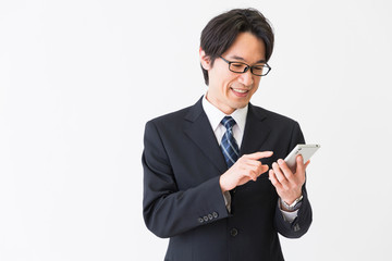 スマホを見るミドル男性　ビジネス