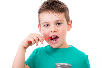 Netter Junge beim Z&auml;hneputzen