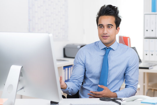 Netter Chef bei der Arbeit am PC