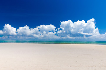 Obraz premium beautiful beach and tropical sea