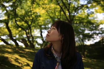Naklejka premium 新緑と女性
