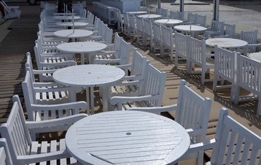 Terrasse de café avec tables rondes blanches