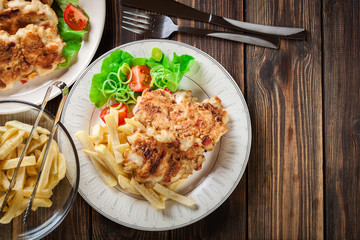 Chicken medallions with red peppers served with chips
