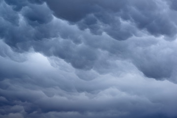 Obraz premium Mammatus Cloud formation in a dramatic dark blue sky