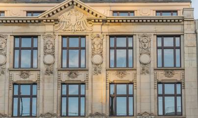 Fototapeta na wymiar Alte Fassade eines Hauses mit Fenstern