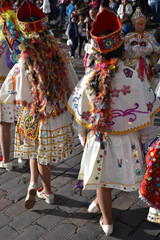 Péruviennes en costumes de fête plaza de Armas à Cusco au Pérou