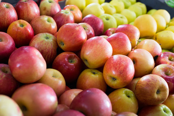 red apples market