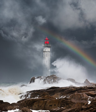 phare temp&ecirc;te d&eacute;cha&icirc;ner mer bretagne orage matin finist&egrave;re arc en ciel ciel orageux c&ocirc;te rocher vague nuage