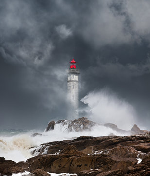 phare temp&ecirc;te d&eacute;cha&icirc;ner mer bretagne orage matin finist&egrave;re arc en ciel ciel orageux c&ocirc;te rocher vague nuage