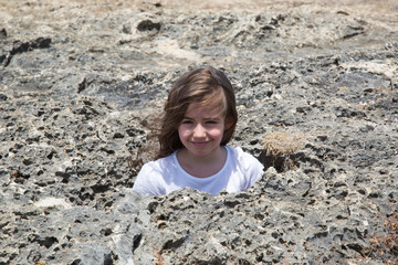 Mädchen ins Felsspalte
