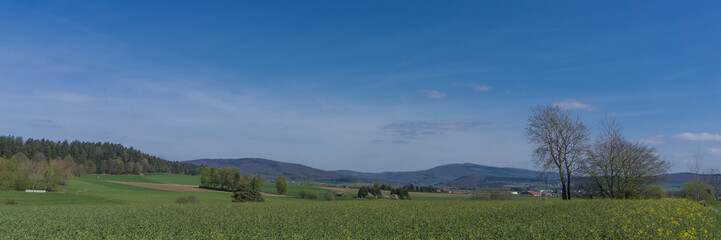 Fototapeta na wymiar Panorama der wunderschönen hessischen Landschaft beim Kellerwald in Hessen, Deutschland
