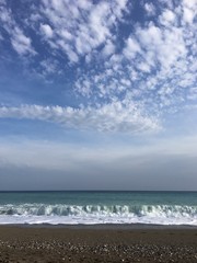 Fototapeta na wymiar bulutlu bir gökyüzünde sahil manzarası