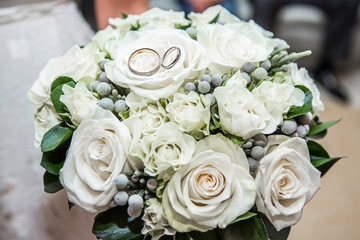 букет невесты с обручальными кольцами 