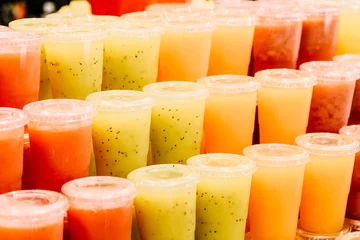 Crédence de cuisine en verre imprimé Jus Jus de fruits naturels frais à vendre sur le marché espagnol