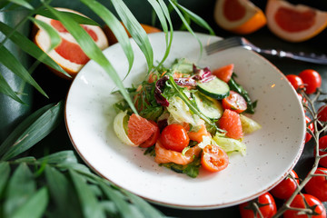 Vegetable salad with grapefruit and salmon