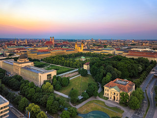 Fototapeta na wymiar Sonnenaufgang über der Stadt München und dem Hofgarten plus Frauenkirche