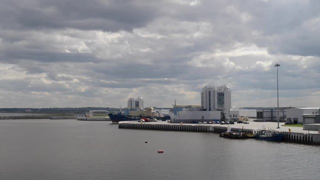 Судопропускное сооружение С-1 комплекса защитных сооружений Санкт-Петербурга от наводнений, Кронштадт, проход судна