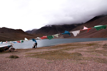 Lake nestled in the middle of himalayan mountains