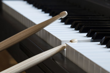 Piano mit Drumsticks