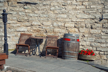 Naklejka premium Two empty chairs and a table in a cafe on a street in a European city