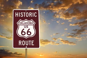 Foto op Plexiglas Voor hem Historisch Oklahoma Route 66 bruin bord met zonsondergang