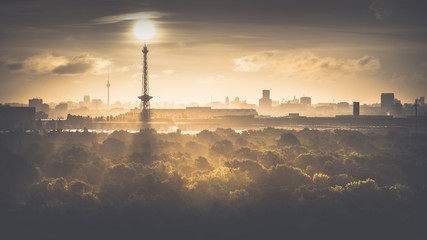 Berliner Fernsehturm und Funkturm zum Sonnenaufgang - 161539224