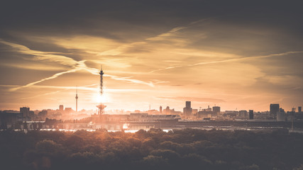 Berlin am Morgen zum Sonnenaufgang - 161542866