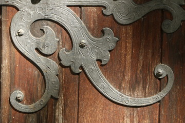 Antique door Fittings, antiker Türbeschlag an einer Holztüre