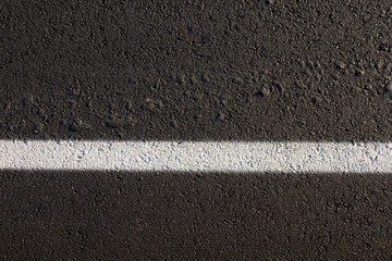 Fototapeta premium Detalle de Linea de señalización de carril Blanca en Asfalto de Carretera Negro 