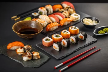 Crédence de cuisine en verre imprimé Bar à sushi Délicieux ensemble de sushis