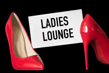 Elegante High Heels und ein Schild mit dem Aufdruck Ladies Lounge