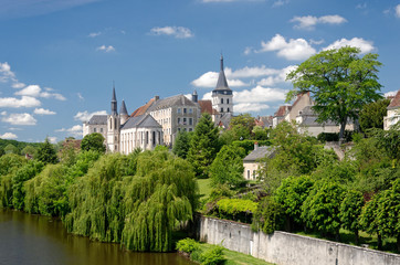French village on the banks of the Creuse river - obrazy, fototapety, plakaty