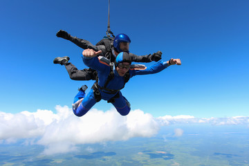 Fototapeta na wymiar Tandem skydiving in the blue sky