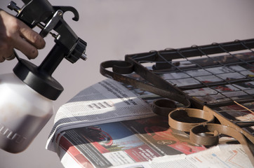 hombre pintando con pistola de pintura