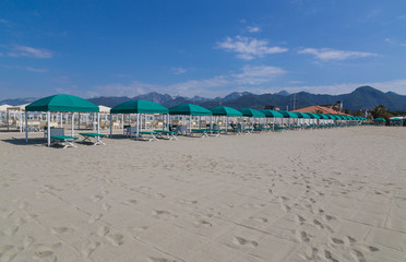Forte dei Marmi Strandliegen am Strand mit Sonnenschutz