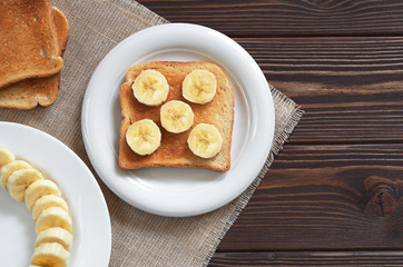 Toasted bread with bananas