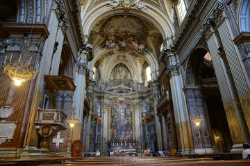Fototapeta na wymiar Intérieur de la basilique des Saints-Apôtres à Rome