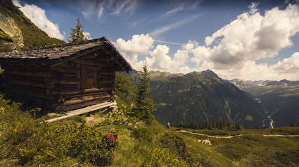 Fototapeta na wymiar Schutzhütte in den Alpen in Österreich 