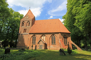 Fototapeta na wymiar Dorf Mecklenburg: Gotische Dorfkirche (14. Jh., Mecklenburg-Vorpommern)