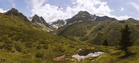 Fototapeta na wymiar Bergpanorama mit kleinem See im Vordergund