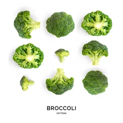 Poster Creatieve lay-out gemaakt van broccoli. Plat leggen. Voedselconcept. Groenten geïsoleerd op een witte achtergrond. © StudioDFlorez